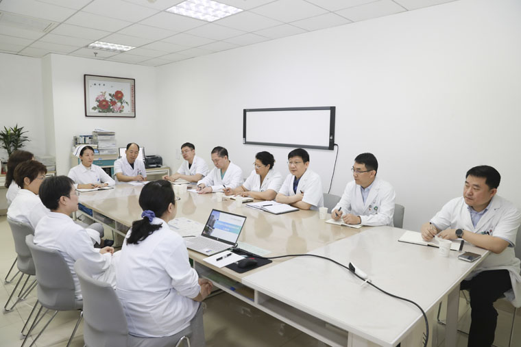 院长赵宗茂,总会计师魏迎,副院长何宏涛,田晓玲,田子强带领院办室